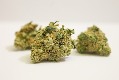 绿色的兴都库什在白色的表面
